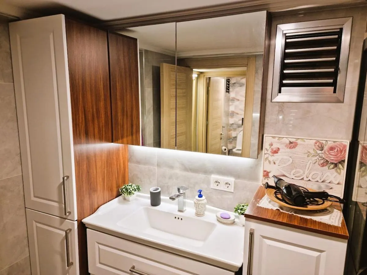 Elegant & Cozy Retreat Home, City Center Gem By The Seaside, Steps From The Tram Izmir Apartment