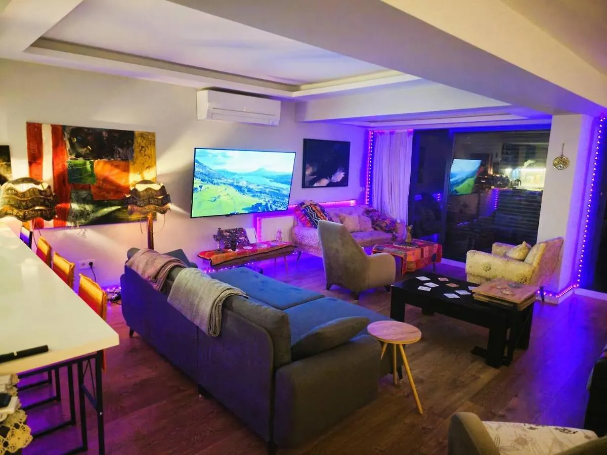 Apartment Elegant & Cozy Retreat Home, City Center Gem By The Seaside, Steps From The Tram Izmir