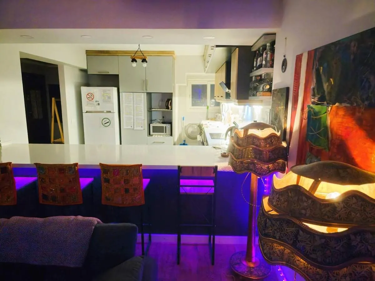 Elegant & Cozy Retreat Home, City Center Gem By The Seaside, Steps From The Tram Izmir Apartment