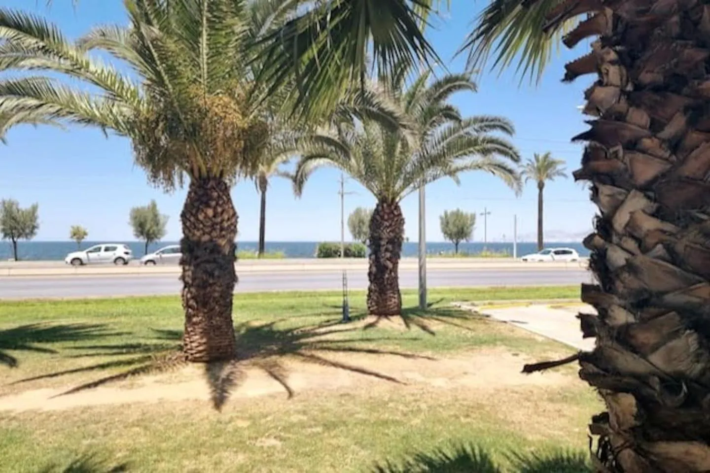 Elegant & Cozy Retreat Home, City Center Gem By The Seaside, Steps From The Tram Izmir Apartment
