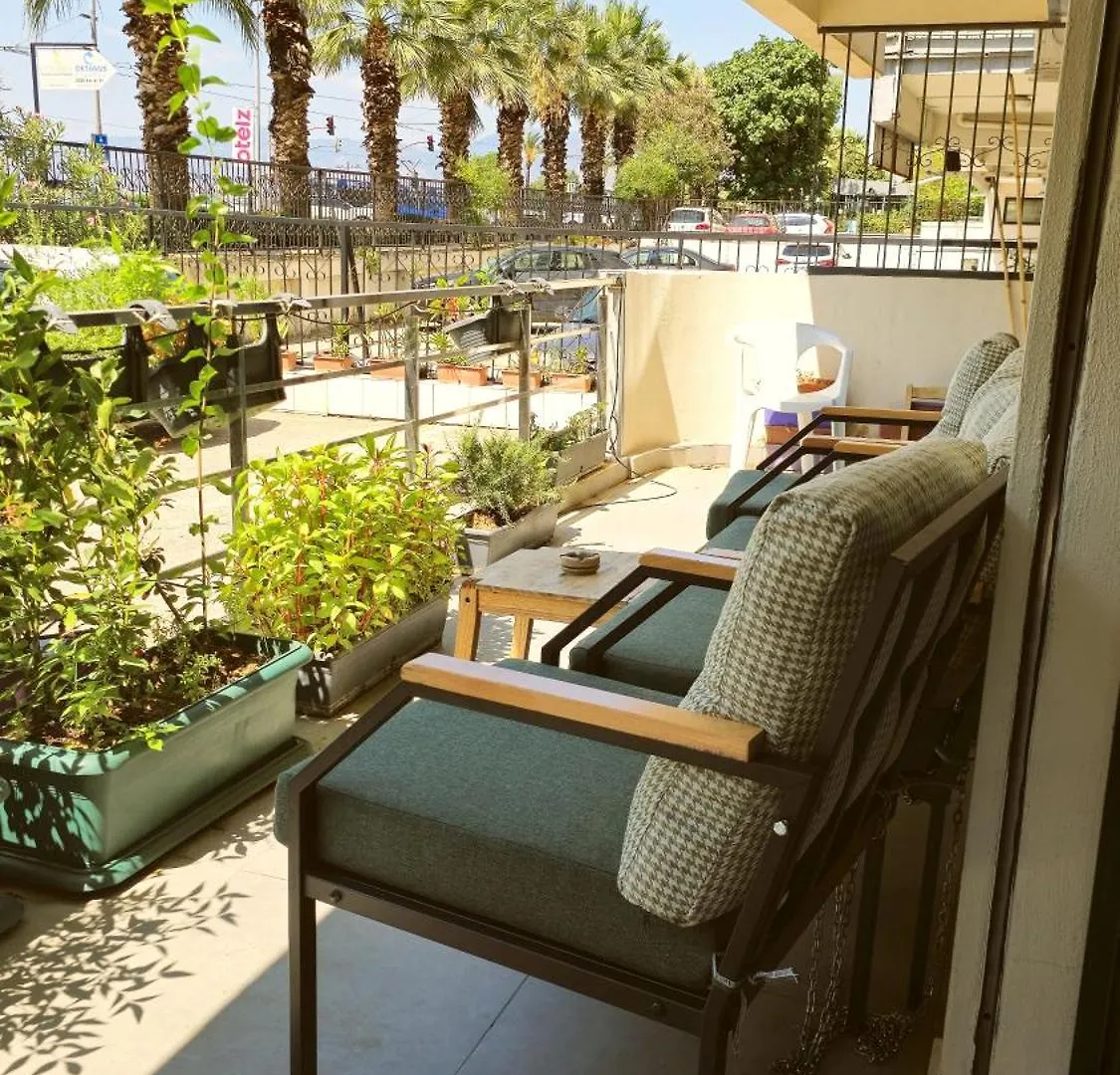 Apartment Elegant & Cozy Retreat Home, City Center Gem By The Seaside, Steps From The Tram Izmir