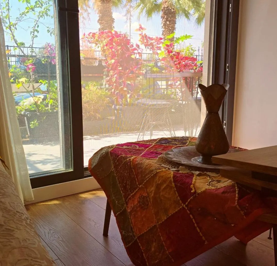 Elegant & Cozy Retreat Home, City Center Gem By The Seaside, Steps From The Tram Izmir Turkey
