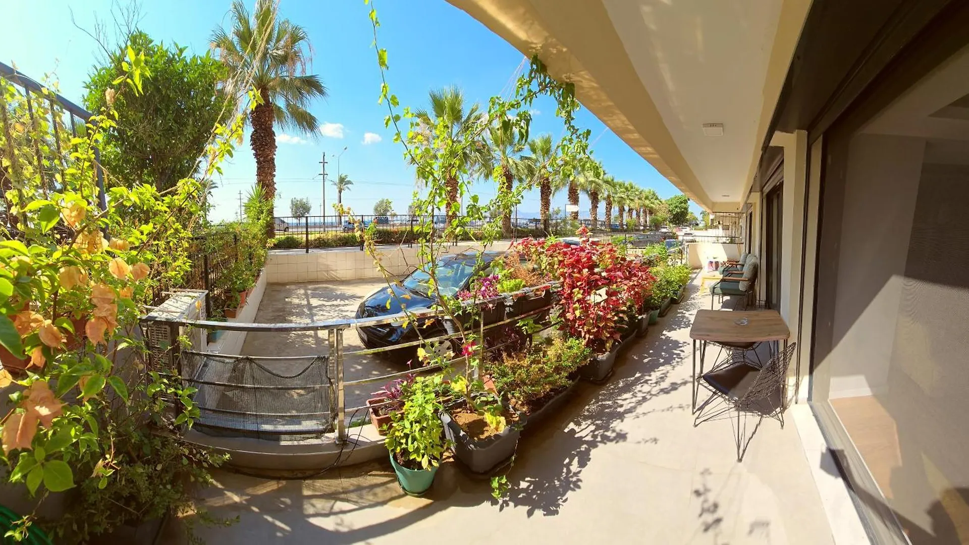 Elegant & Cozy Retreat Home, City Center Gem By The Seaside, Steps From The Tram Izmir Apartment