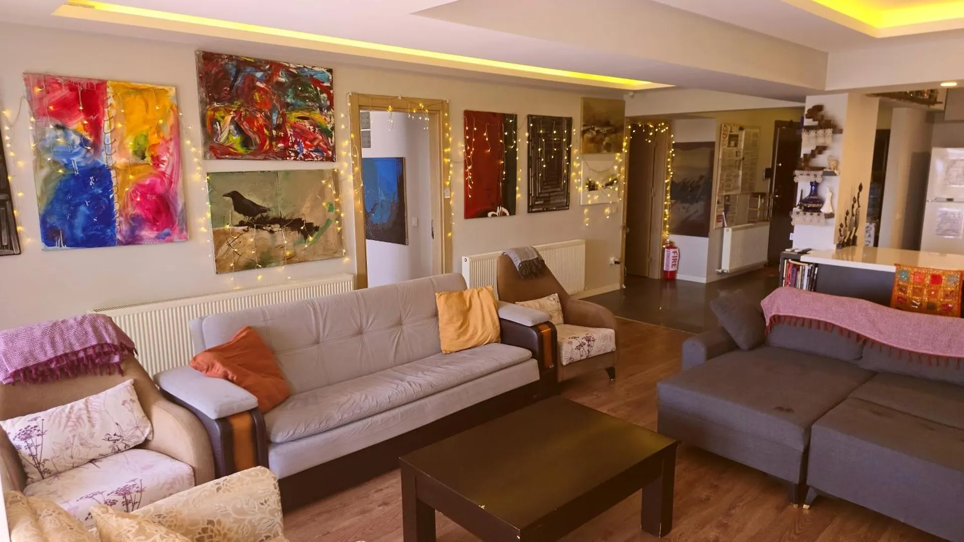 Apartment Elegant & Cozy Retreat Home, City Center Gem By The Seaside, Steps From The Tram Izmir