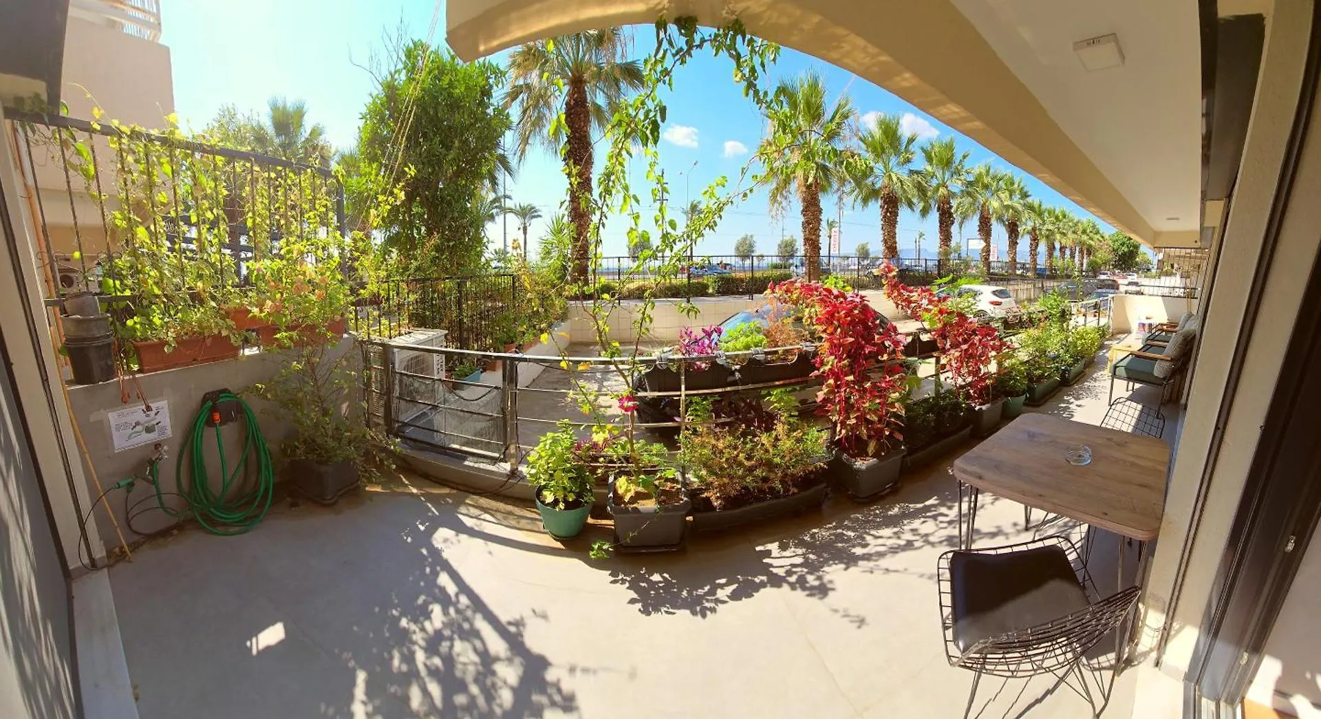 Apartment Elegant & Cozy Retreat Home, City Center Gem By The Seaside, Steps From The Tram Izmir