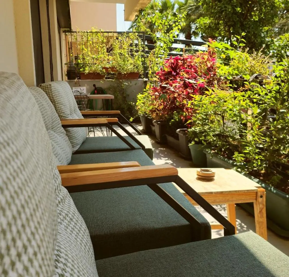 Apartment Elegant & Cozy Retreat Home, City Center Gem By The Seaside, Steps From The Tram Izmir