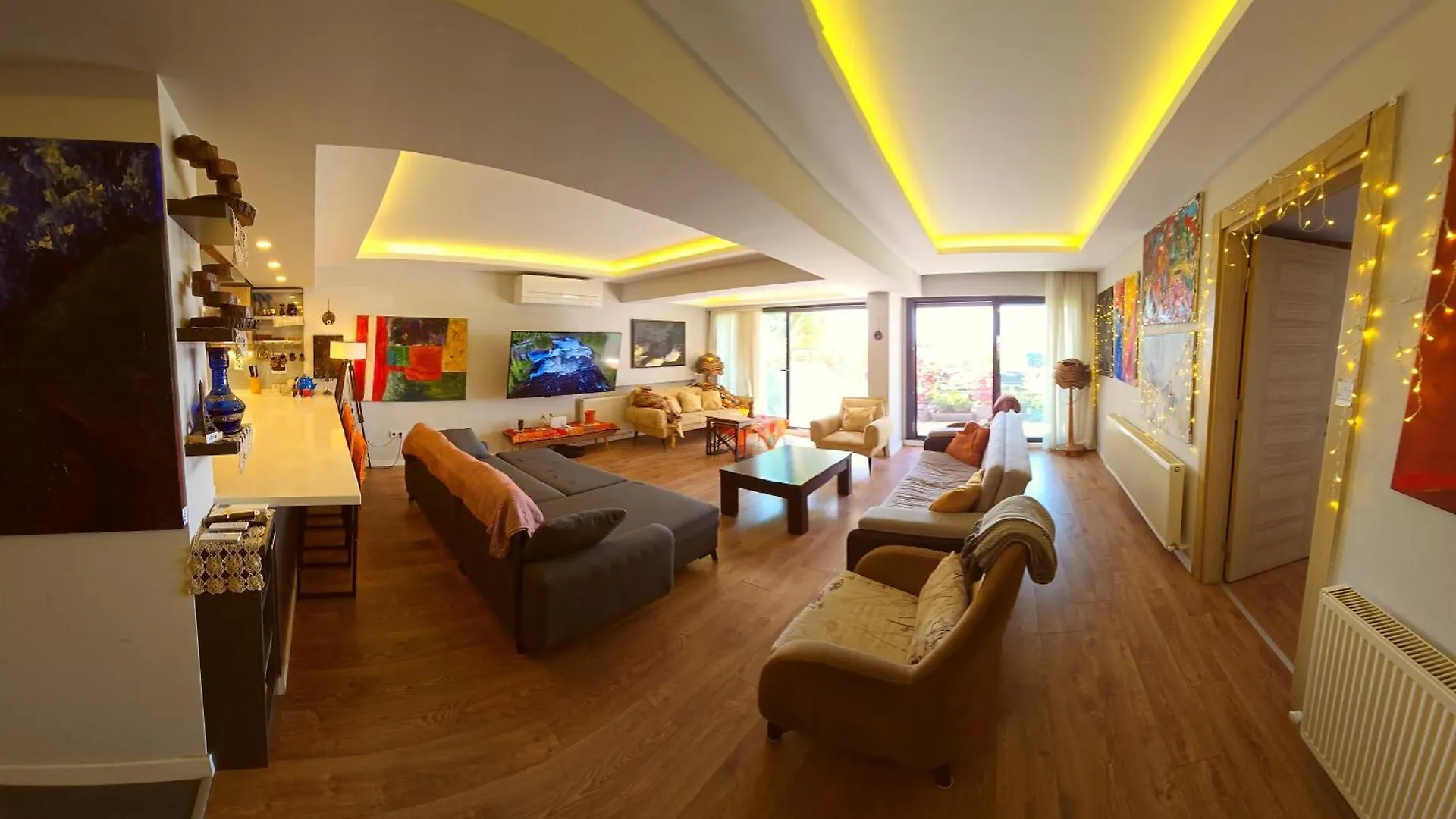 Elegant & Cozy Retreat Home, City Center Gem By The Seaside, Steps From The Tram Izmir Apartment