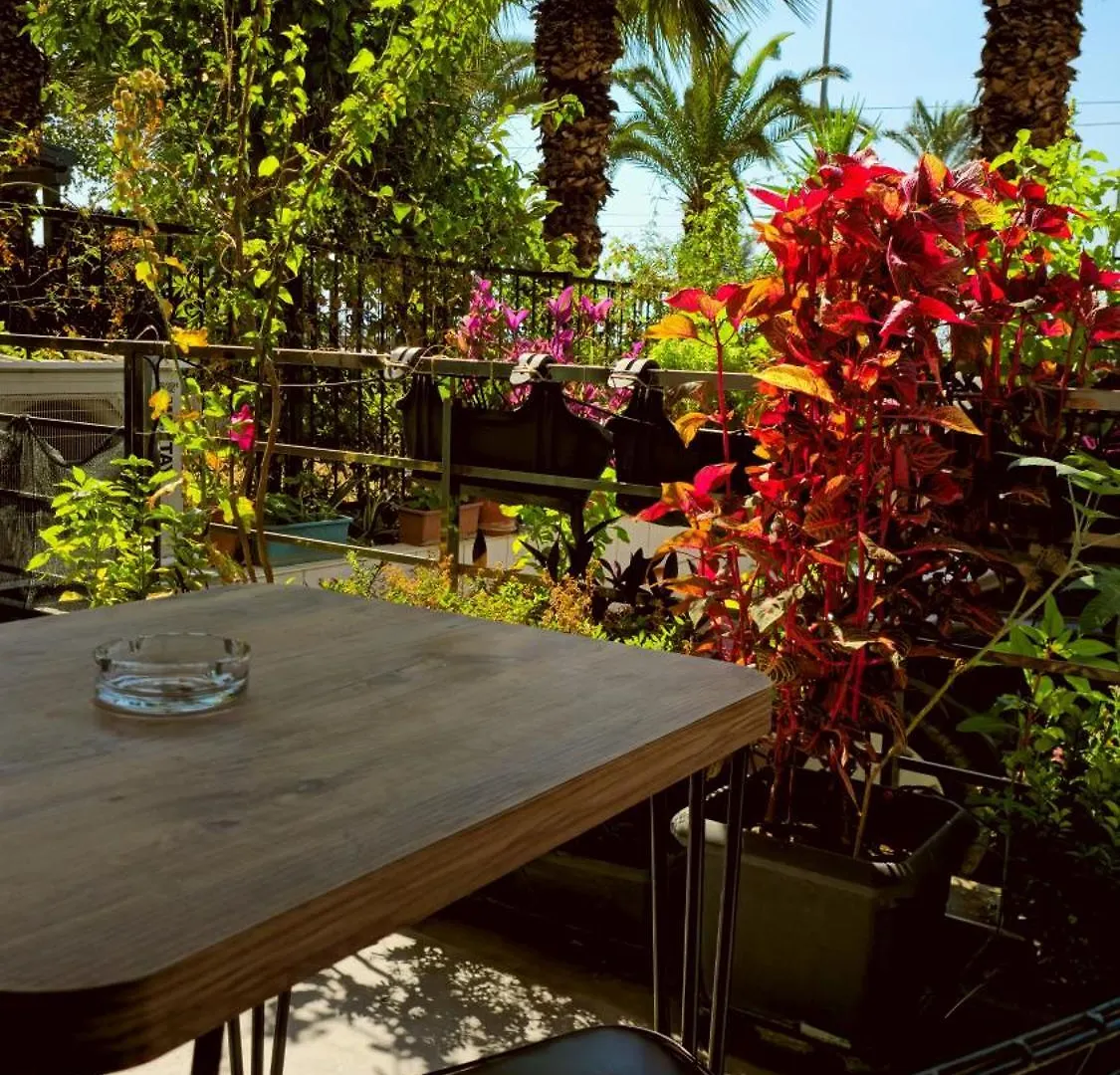 Apartment Elegant & Cozy Retreat Home, City Center Gem By The Seaside, Steps From The Tram Izmir