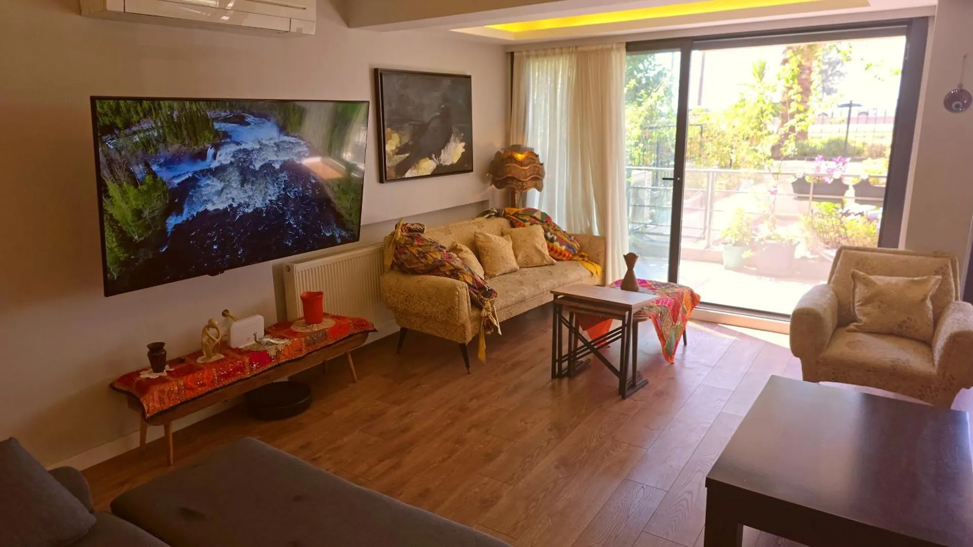 Apartment Elegant & Cozy Retreat Home, City Center Gem By The Seaside, Steps From The Tram Izmir Turkey