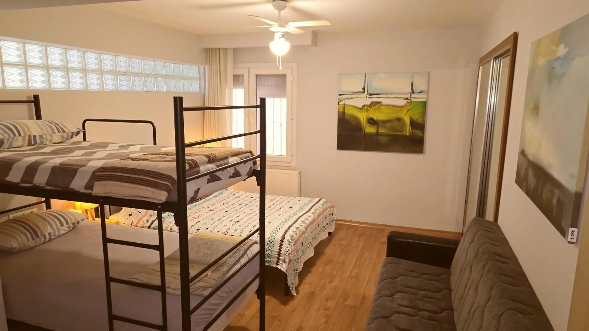 Apartment Elegant & Cozy Retreat Home, City Center Gem By The Seaside, Steps From The Tram Izmir