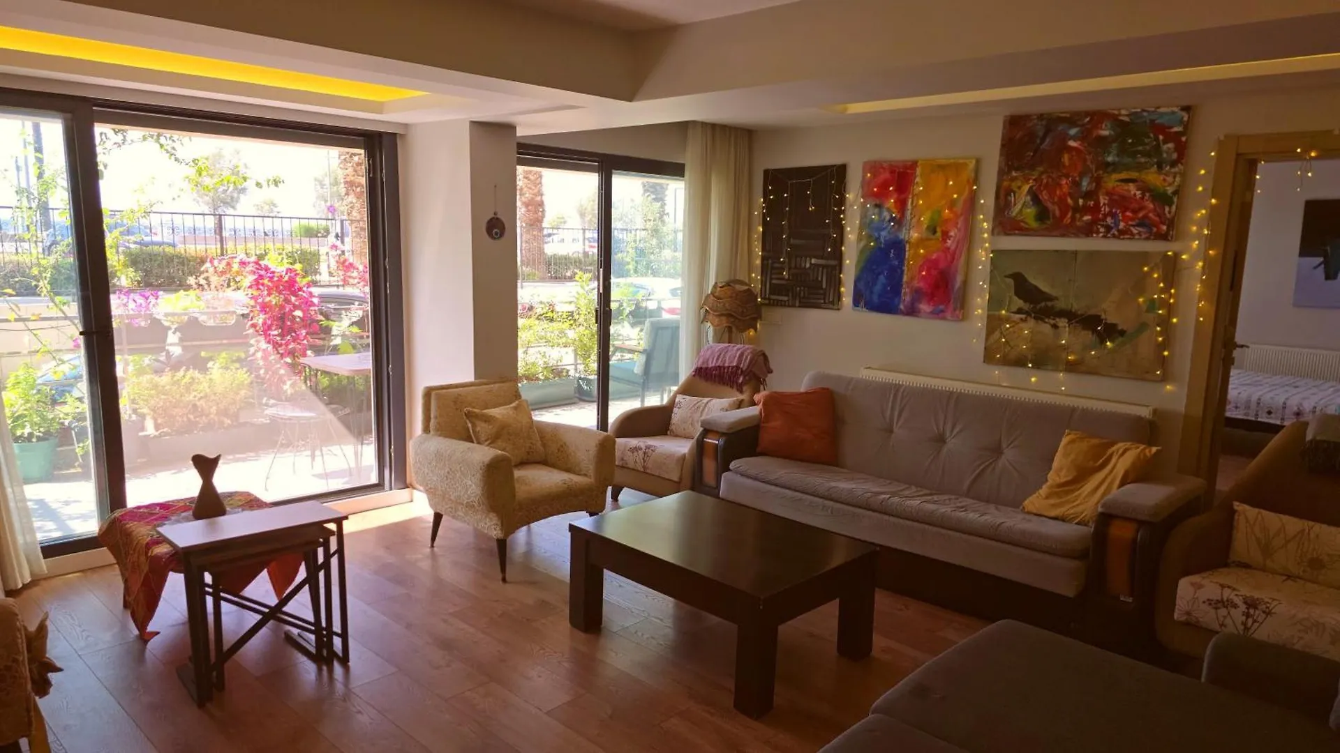 Elegant & Cozy Retreat Home, City Center Gem By The Seaside, Steps From The Tram Izmir Apartment
