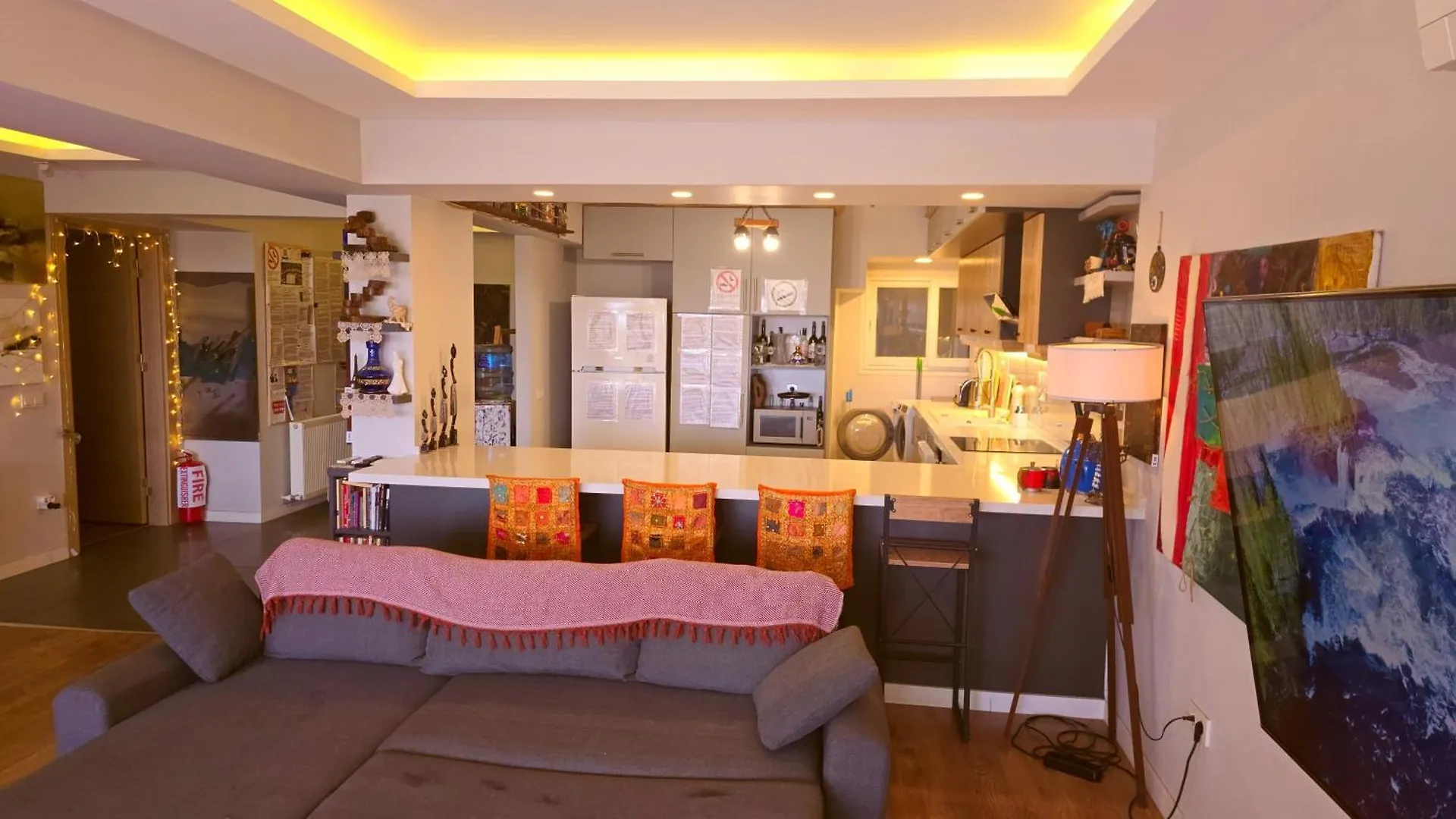 Elegant & Cozy Retreat Home, City Center Gem By The Seaside, Steps From The Tram Izmir Apartment